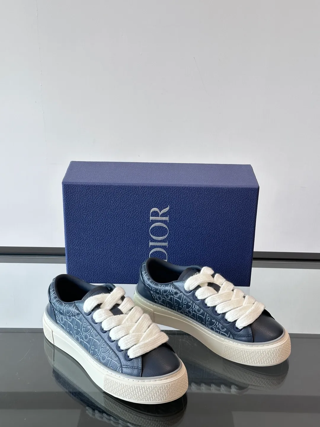 Men's men's shoes 💰p440 "Dio～r" 🆕This B33 sneaker is a new interpretation of the classic tennis shoe, with a fashionable silhouette that highlights a heavy texture. Crafted from cow leather with Oblique print, it's unique with a padded tongue embellished with the Dior signature, wide mohair laces and tonal brass eyelets with a matte finish. Rubber sole with Oblique print effect, enhanced by a contrasting Dior 30 Avenue Montaigne signature on the rear. It adds a stylish touch to a casual look.  Size: 38-44 (45 customized)